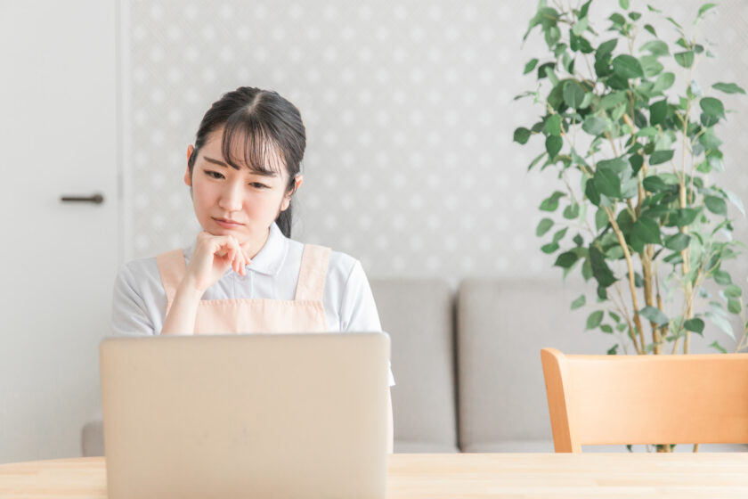 特定技能の随時届出をわかりやすく解説！定期届出との違いなど所属機関が知っておくべきことは？